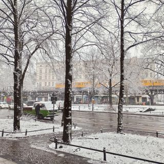 Zieht Euch warm an und kommt nach Berlin! ❄️ 😃❄️
#winterinberlin #winterstyle #streetsofberlin #snowinberlin  #berlinhostels #berlinhotel #roomsavailable 
📸 SV